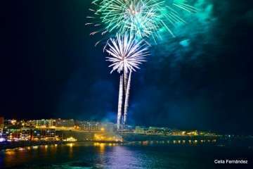 Los fuegos de Melenara, una explosión de color (Foto Celia Fernández)